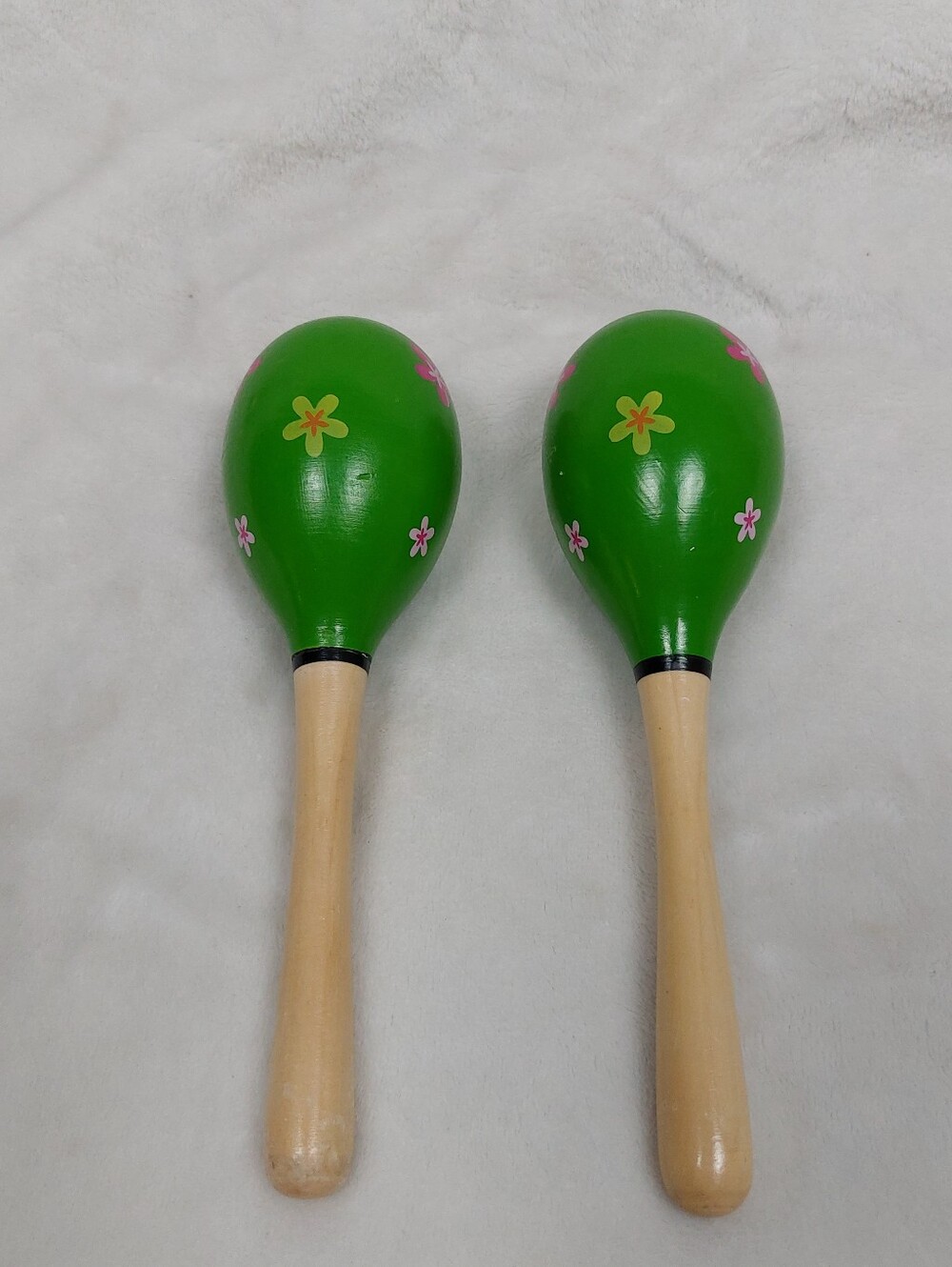 GREEN PAINTED FLOWER WOODEN PLAY PRETEND MUSICAL INSTRUMENT SHAKER MARACAS SET 2